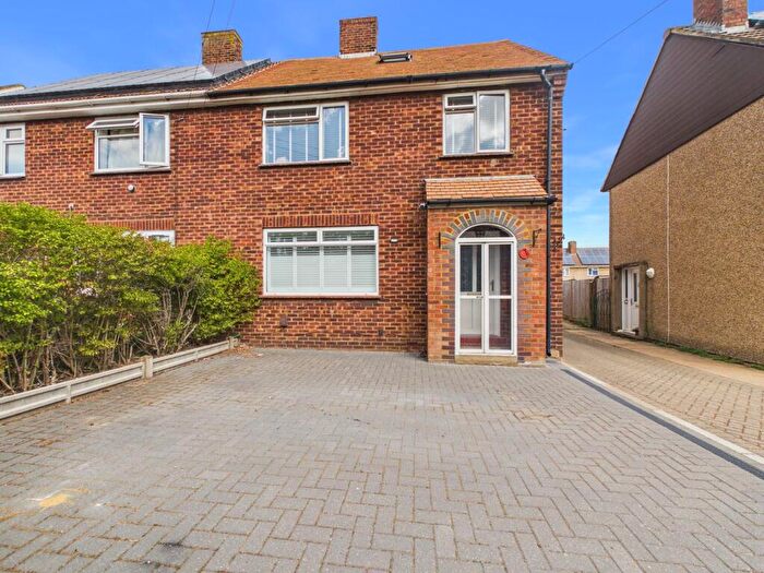 4 Bedroom Semi-Detached House For Sale In Hitchmead Road, Biggleswade, SG18