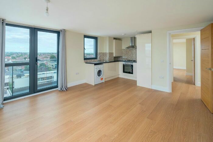 3 Bedroom Flat To Rent In Charter House, High Road, Ilford, IG1