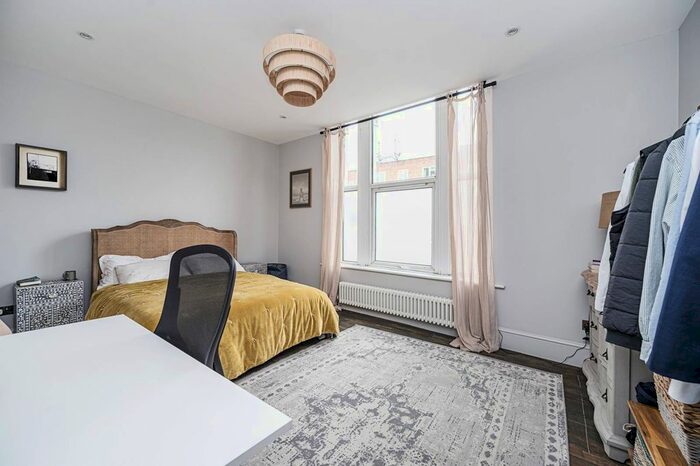 2 Bedroom Flat To Rent In Bethnal Green Road, Hackney, London, E2