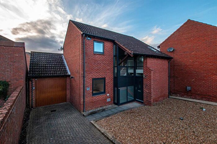 3 Bedroom Detached House To Rent In Pyxe Court, Walton Park, Milton Keynes, MK7