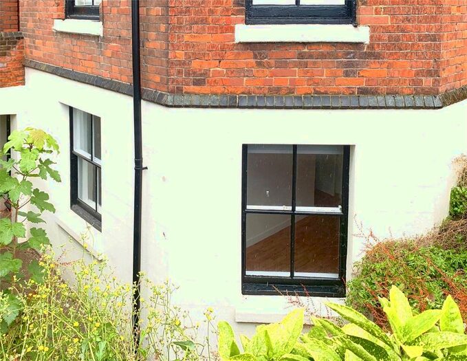 2 Bedroom Flat To Rent In South Road, Faversham, Kent, ME13