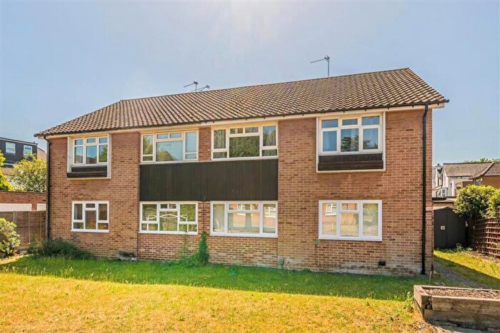 2 Bedroom Flat For Sale In Beverley Road, Hampton Wick, KT1