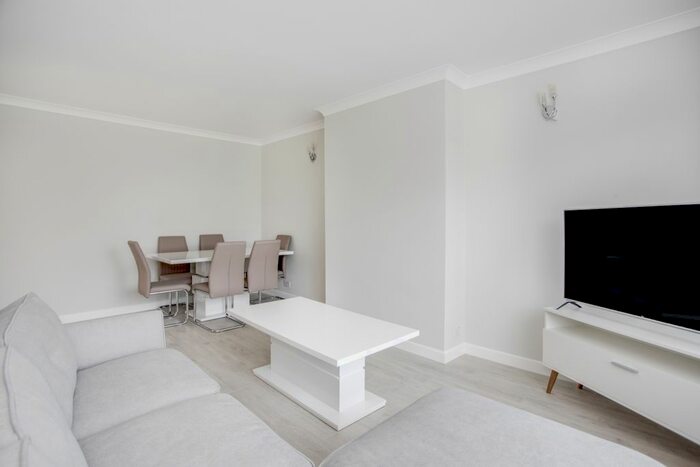 3 Bedroom Flat To Rent In Bromet Close, Watford, WD17