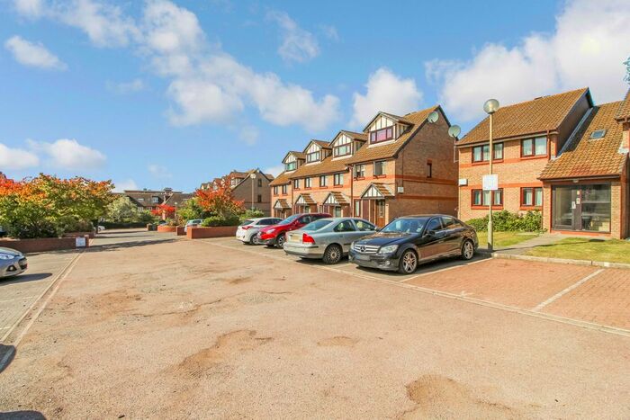 2 Bedroom Flat To Rent In Viewfield Close, Kenton, Harrow, HA3