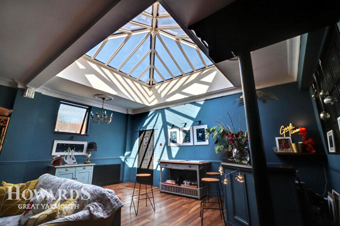 5 Bedroom Link Detached House For Sale In Beach Road, Caister-on-Sea, NR30