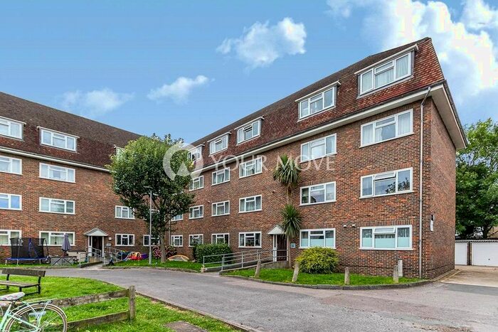 3 Bedroom Flat To Rent In Acacia Grove, New Malden, Surrey, KT3