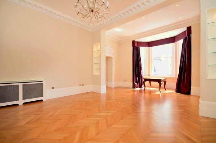 3 Bedroom Flat To Rent In Redcliffe Square, Chelsea, London, SW10