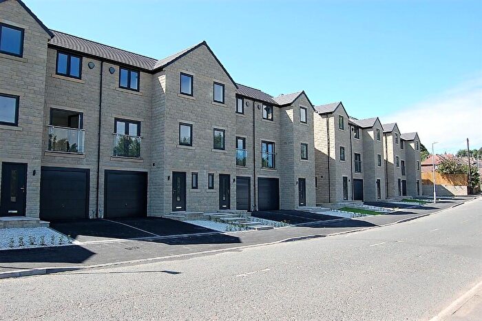 4 Bedroom Semi-Detached House To Rent In Lillands Lane, Brighouse, West Yorkshire, HD6