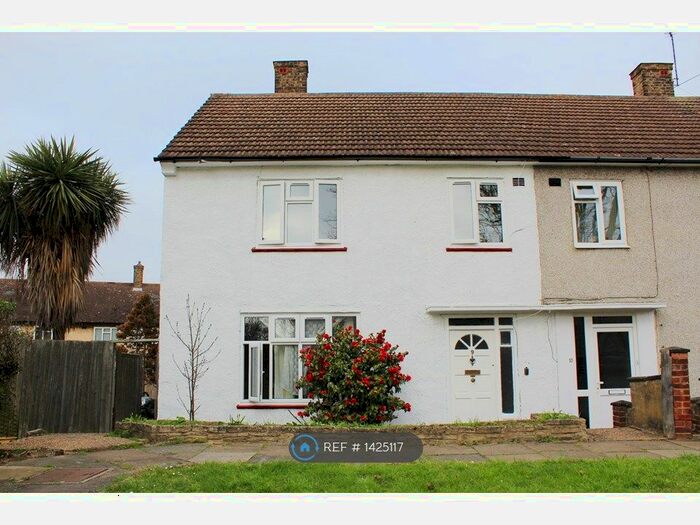 3 Bedroom Semi-Detached House To Rent In Dursley Gardens, London, SE3