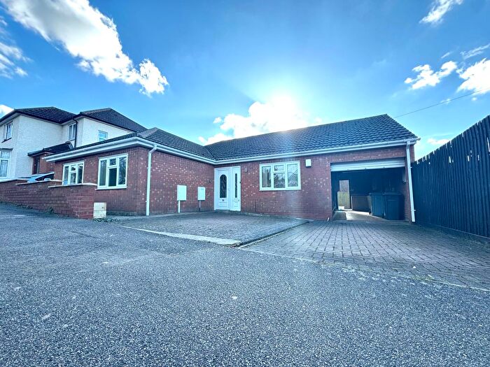 3 Bedroom Bungalow To Rent In Commercial Road, Kettering, NN16