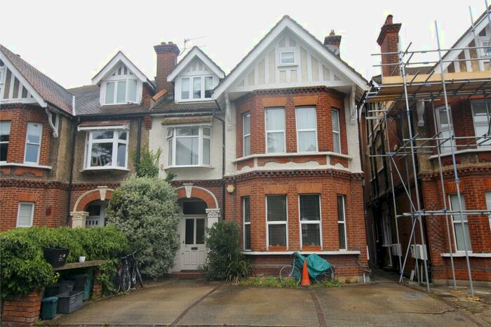 1 Bedroom Flat To Rent In Vicarage Road, Hampton Wick, Kingston Upon Thames, Surrey, KT1