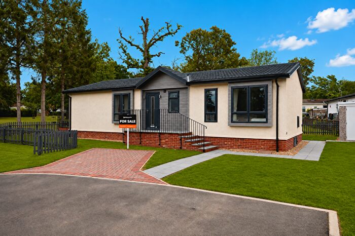 2 Bedroom Mobile/park Home For Sale In Shepherds Grove Park, Stanton, IP31