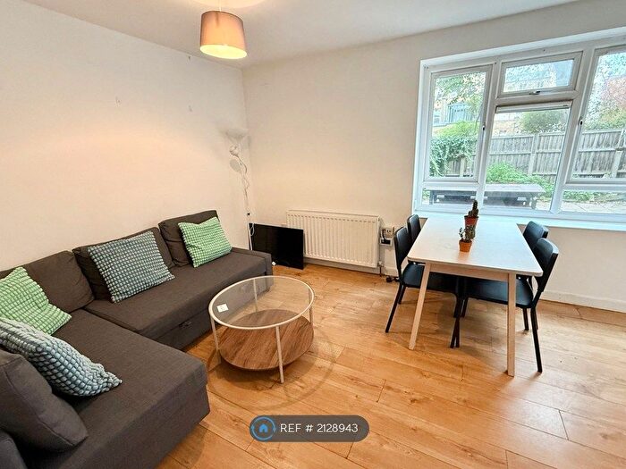 4 Bedroom Maisonette To Rent In Malcolm House, London, N1