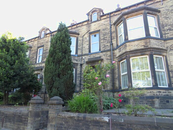 6 Bedroom Property To Rent In Skircoat Road, Halifax, HX1