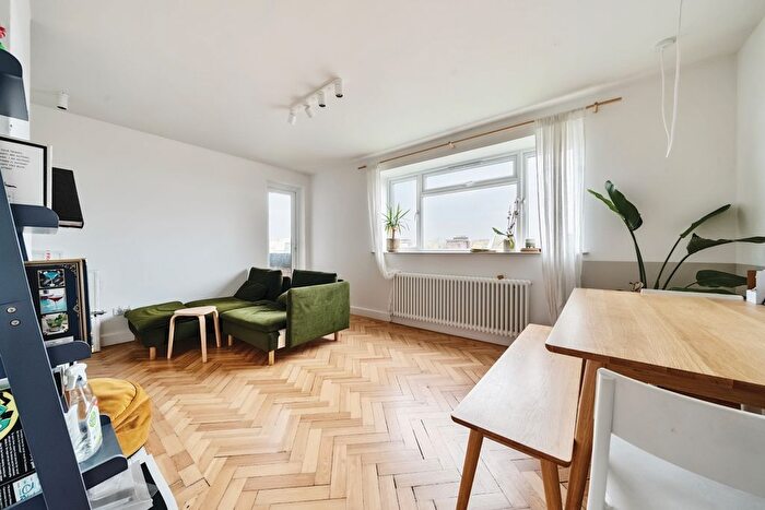 3 Bedroom Flat To Rent In Colney Hatch Lane, London, N10