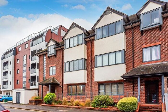 1 Bedroom Flat To Rent In West Byfleet, Surrey, KT14