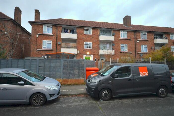 2 Bedroom Flat To Rent In Radstock House, Darlington Gardens, Romford RM3