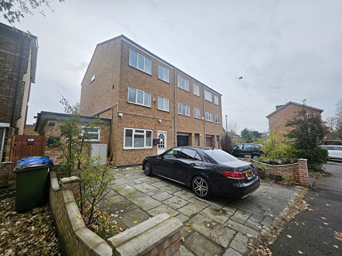 3 Bedroom Flat To Rent In Greenwich, SE12