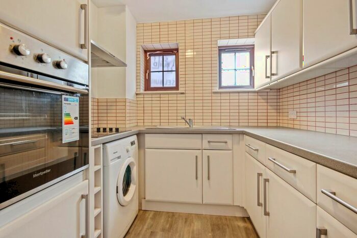 1 Bedroom Flat To Rent In Athol Square, London, E14