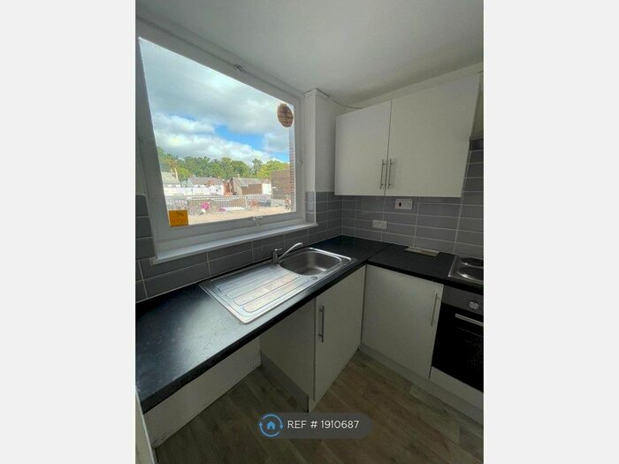 4 Bedroom Maisonette To Rent In Obelisk Way, Camberley, GU15