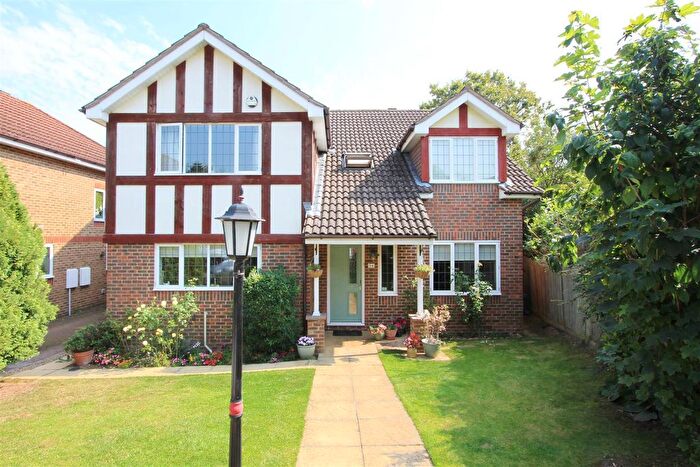 4 Bedroom Detached House For Sale In Applewood Close, Ickenham, UB10
