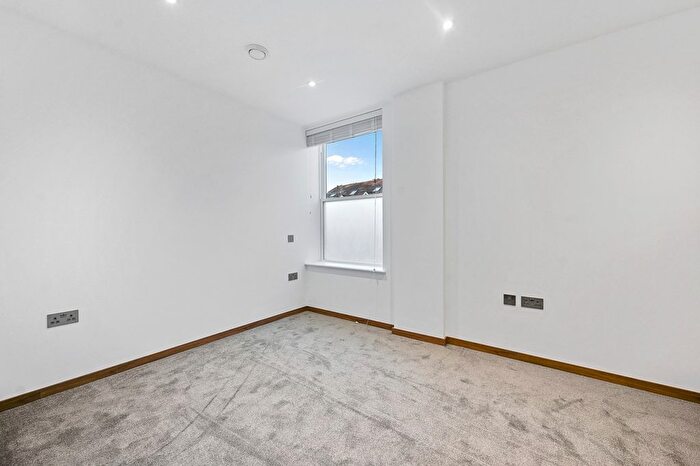 1 Bedroom Flat To Rent In Ac Court, Harvest Lane, Thames Ditton, KT7