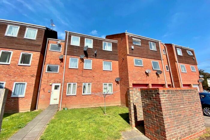 2 Bedroom Flat To Rent In Rochford Gardens, SL2