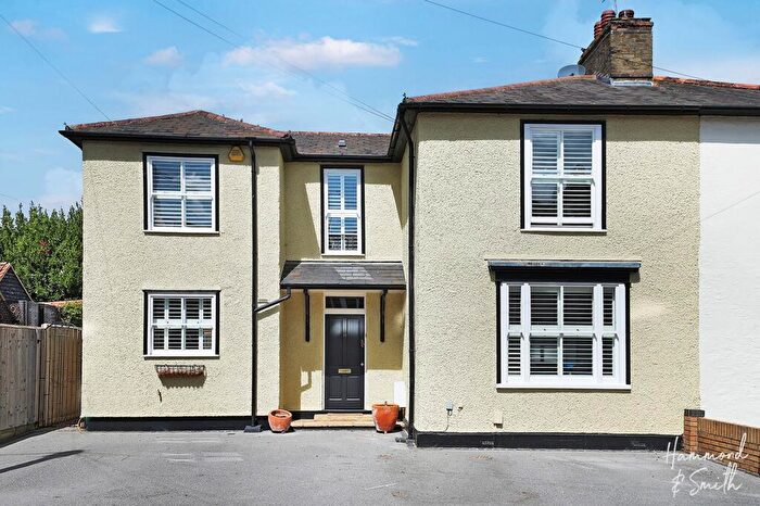 4 Bedroom Semi-Detached House For Sale In Hemnall Street, Epping, CM16