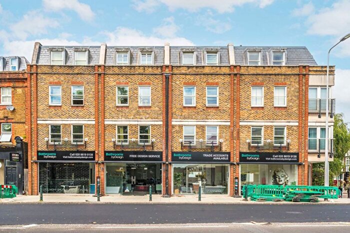 2 Bedroom Flat For Sale In Castlegate, Richmond, TW9