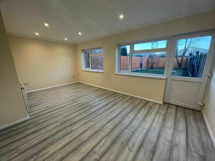 3 Bedroom End Of Terrace House To Rent In Ledbury Close, Reading, RG30