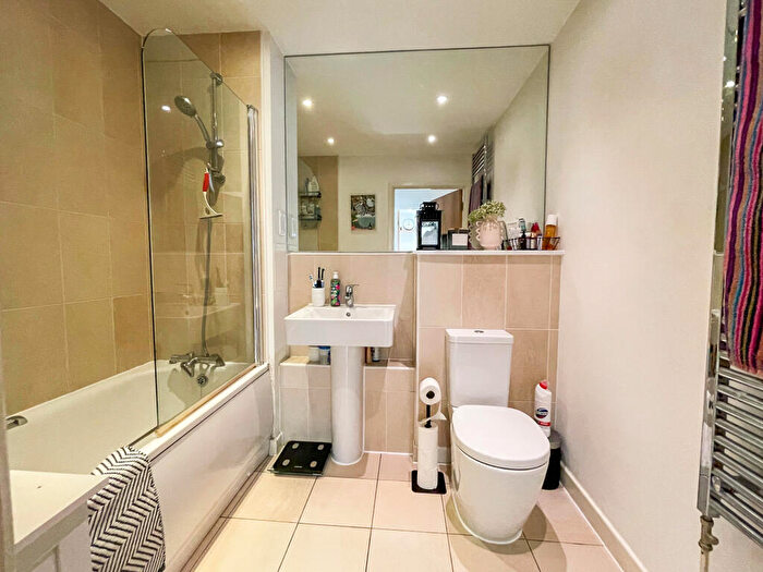 1 Bedroom Flat To Rent In Waterloo Court, Walton-On-Thames, KT12