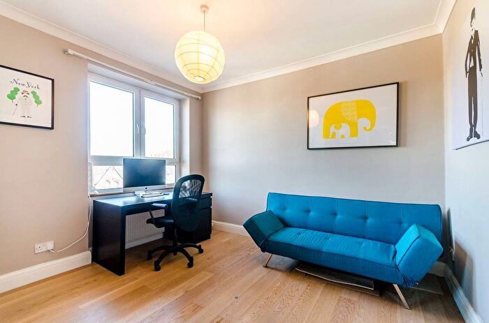 2 Bedroom Flat For Sale In Upper Richmond Road, Putney, London, SW15