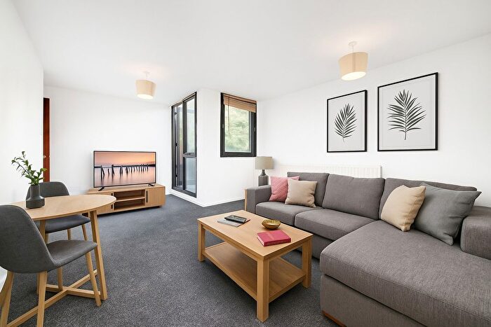 3 Bedroom Flat To Rent In Chandos Way, Golders Green, London, NW11