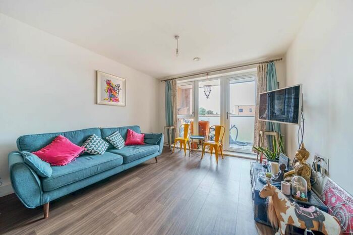 3 Bedroom Flat To Rent In London Road, Isleworth, TW7