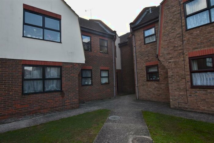 1 Bedroom Flat To Rent In Sanders Road, Canvey Island, SS8