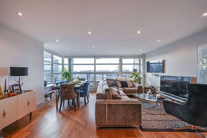 3 Bedroom Flat To Rent In Buckingham Palace Road, Westminster, London, SW1W