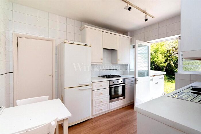 2 Bedroom Apartment To Rent In Ossulton Way, London, N2