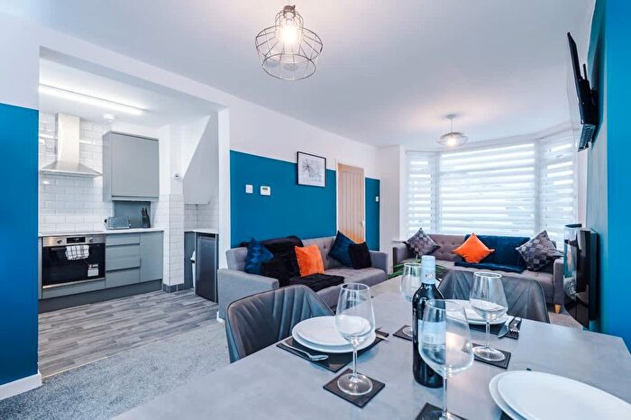 3 Bedroom Flat To Rent In Borough Of Tameside, M43