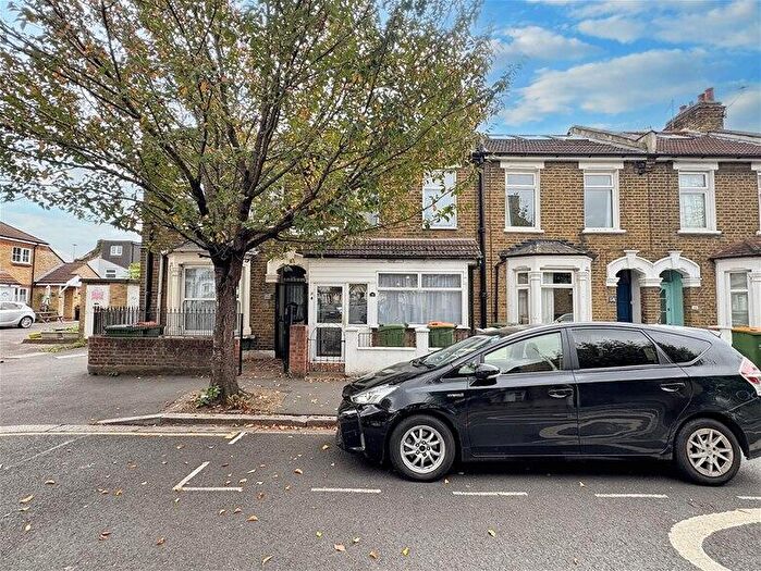 2 Bedroom House To Rent In Dundee Road, Plaistow, E13