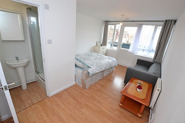 3 Bedroom Maisonette To Rent In Clovelly Way, London, E1