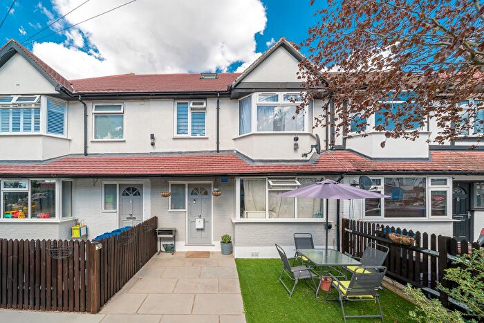 2 Bedroom Flat To Rent In Dahlia Gardens, Mitcham, CR4