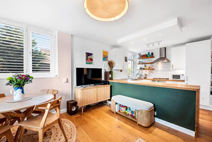 2 Bedroom Apartment For Sale In Lordship Park, London, N16