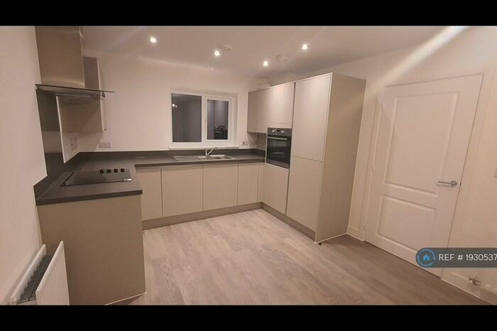 2 Bedroom Flat To Rent In Swan Grove, Langdon Hills, Basildon, SS16