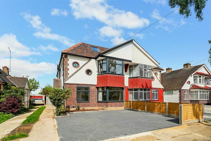5 Bedroom Semi Detached House To Rent In Silverthorn Gardens, North Chingford, E4
