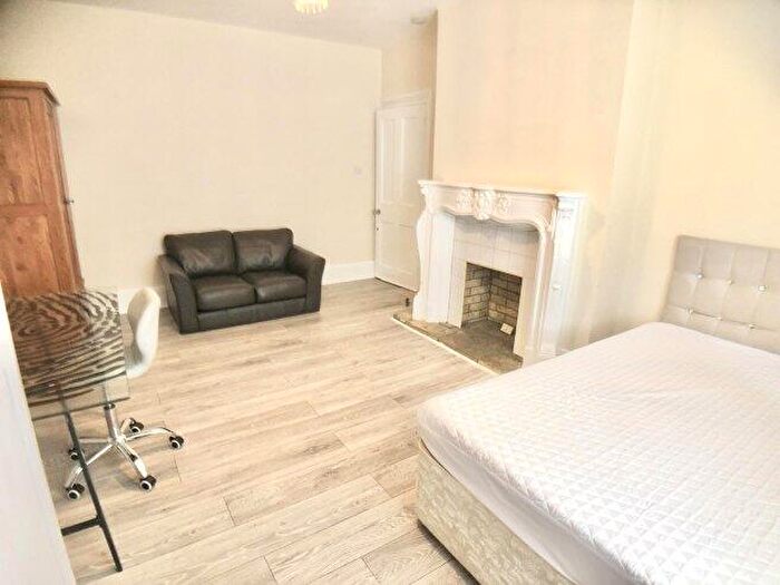 4 Bedroom Flat To Rent In Dock Road, ME4