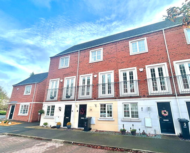 4 Bedroom Terraced House For Sale In Donnington Court, Dudley, DY1