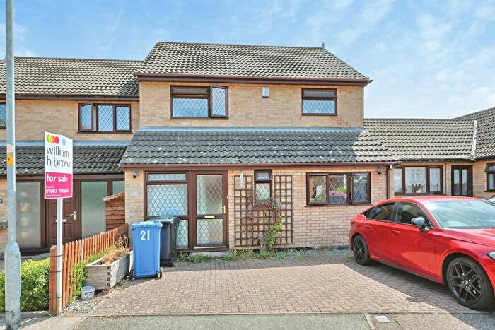 3 Bedroom Semi-Detached House For Sale In The Crofts, Norwich, NR5