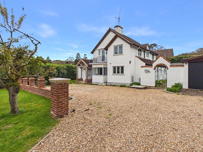 4 Bedroom Detached House For Sale In Beeches Drive, Farnham Common, Buckinghamshire, SL2