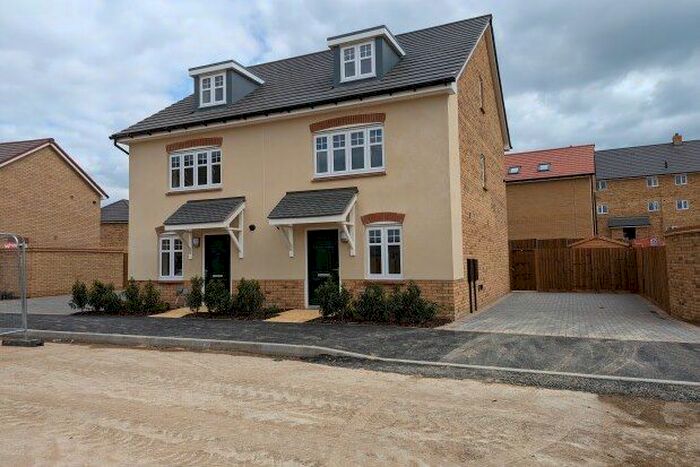 4 Bedroom Semi-Detached House To Rent In Willowsway Road, Bedford, MK42