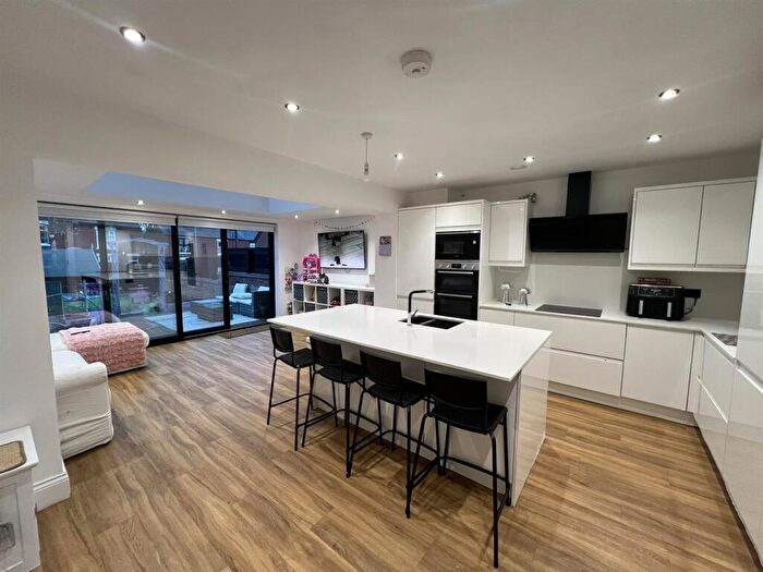 4 Bedroom Town House For Sale In Orchard Rise, Gee Cross, Hyde, SK14